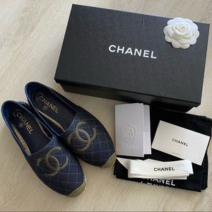 Chanel 18P fabric Espadrilles in Navy blue with green stitching